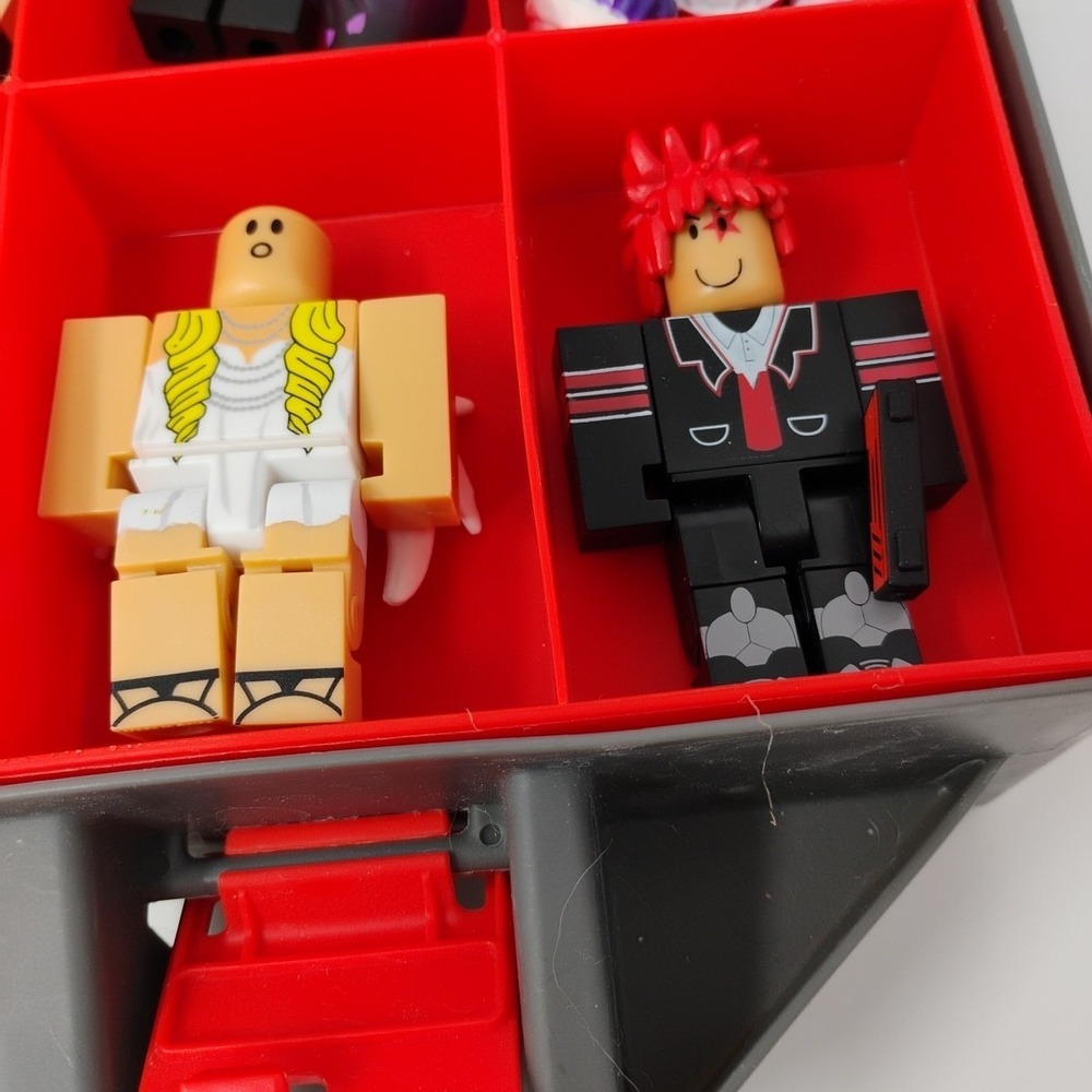 ROBLOX Storage Carry Case with 15 Figures & Accessories - No Codes Included - Picture 3 of 16